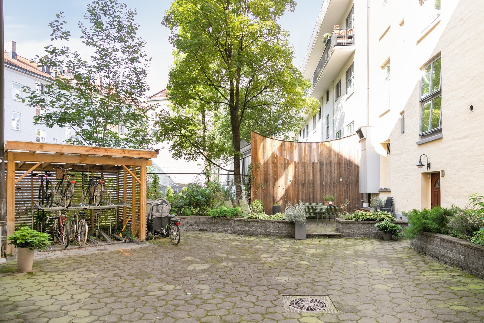 Gårdsrommet er avlåst fra gaten. Galleribilde