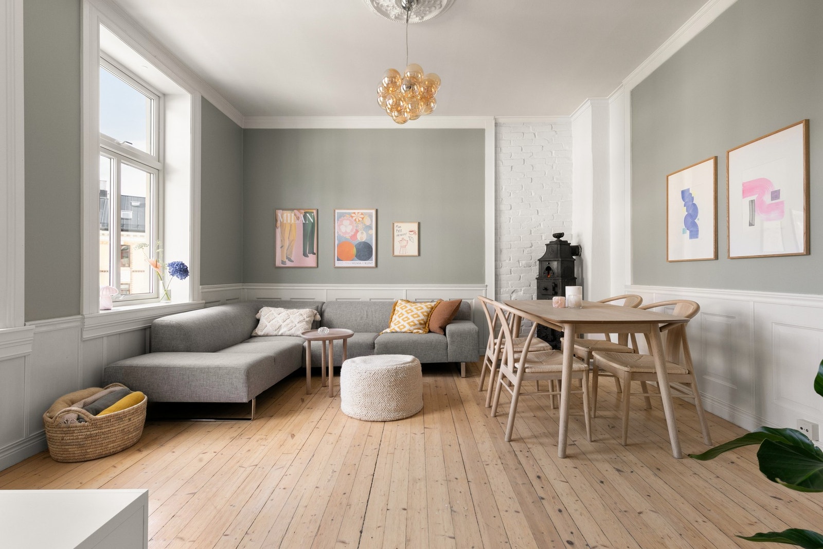 Lyst og luftig oppholdsrom med store vindusflater som gir flott utsyn og slipper inn rikelig med dagslys. Galleribilde