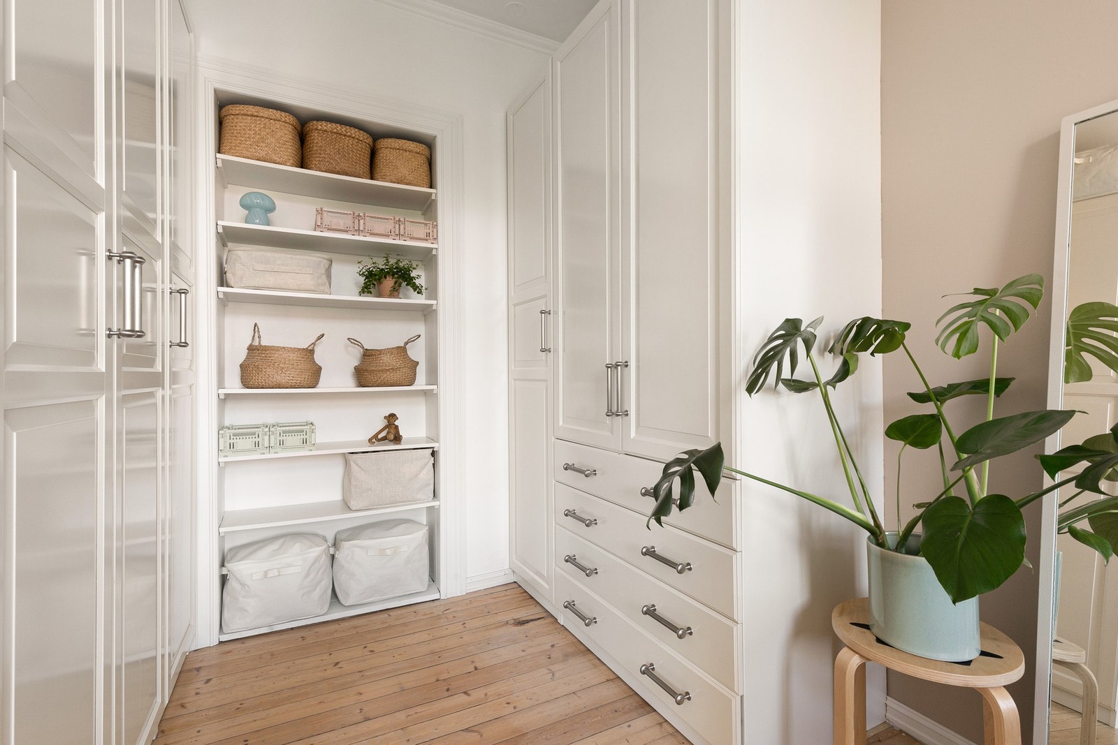 Garderobeskap og en plassbygget nisje gir rikelig med oppbevaringsplass. Galleribilde