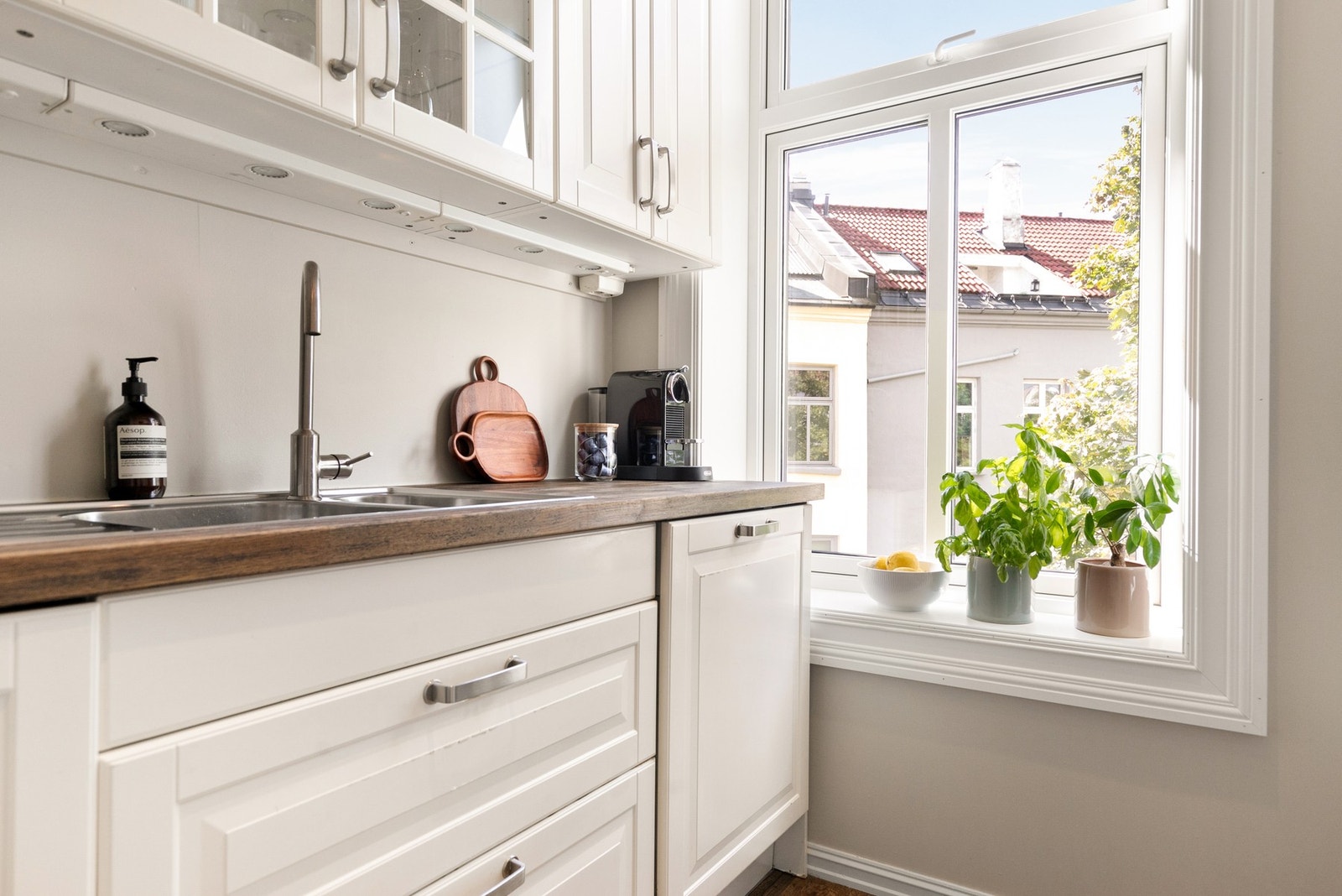 IKEA kjøkkeninnredning fra 2011 tilbyr gode oppbevaringsmuligheter, og inkluderer integrerte hvitevarer som induksjonstopp, stekeovn, mikrobølgeovn og oppvaskmaskin. Galleribilde