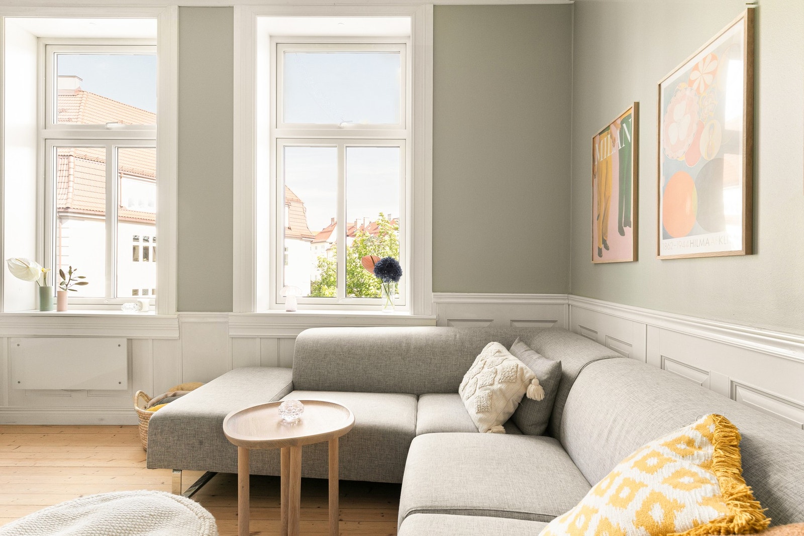 Stuen kan enkelt innredes med både sofagruppe og spisestue. Galleribilde