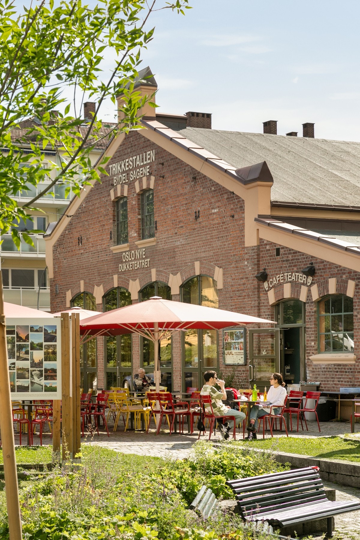 Trikkestallen ligger rett bort i gaten med uteservering og restaurant. Galleribilde