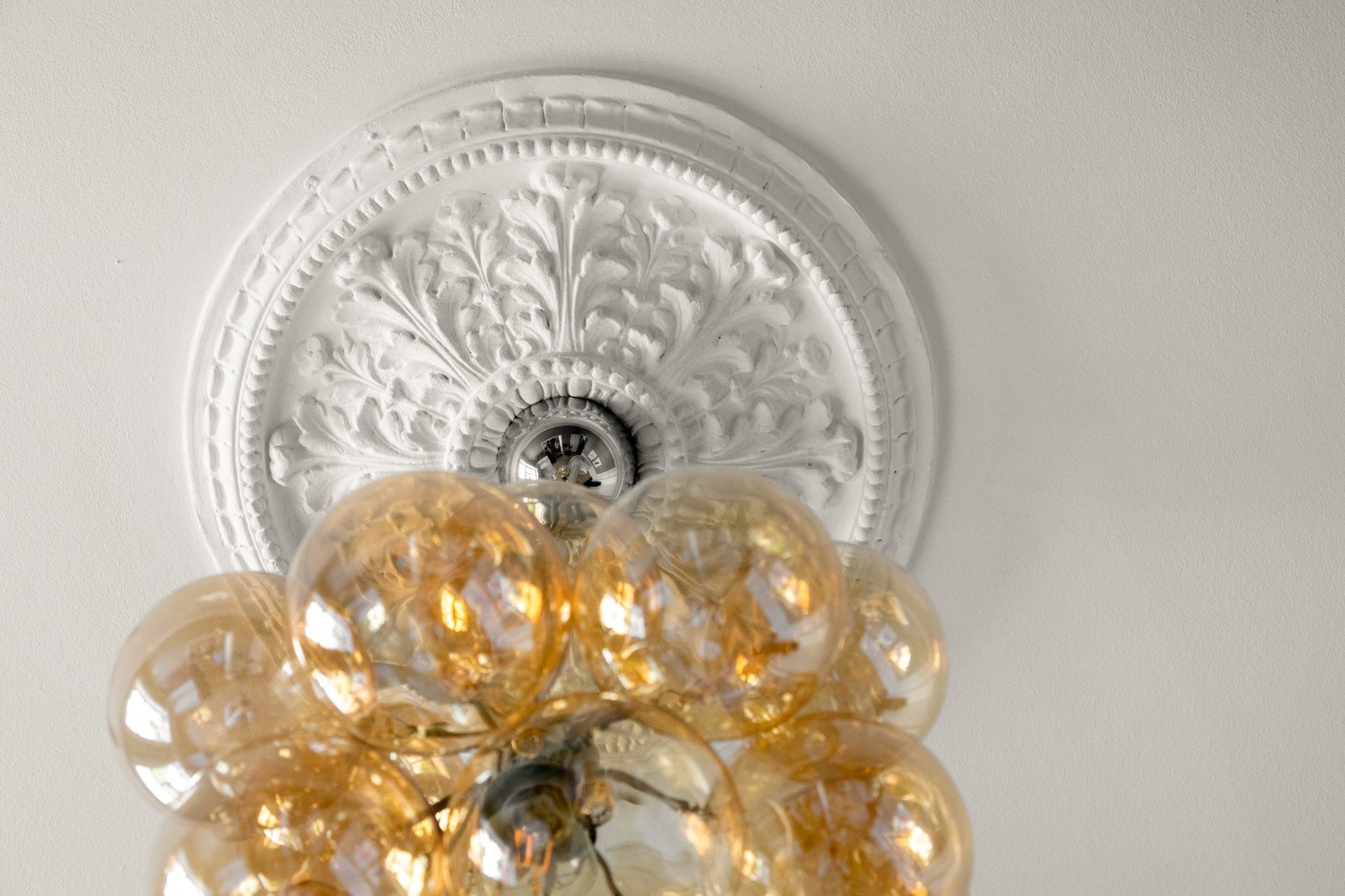 Klassiske detaljer som store vinduer med brede karmer, originale tregulv, rosett og god takhøyde. Galleribilde