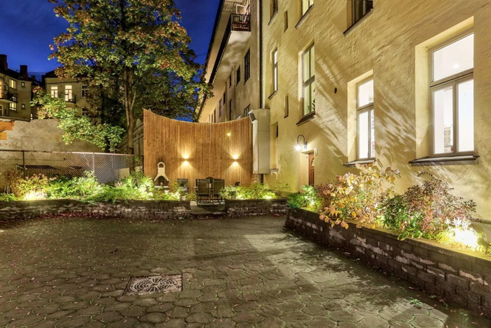 Pent indre gårdsom som ble betydelig oppgradert i 2015 med sitteplasser, grillplass, blomsterbed, beplantning og sykkelskur. Galleribilde