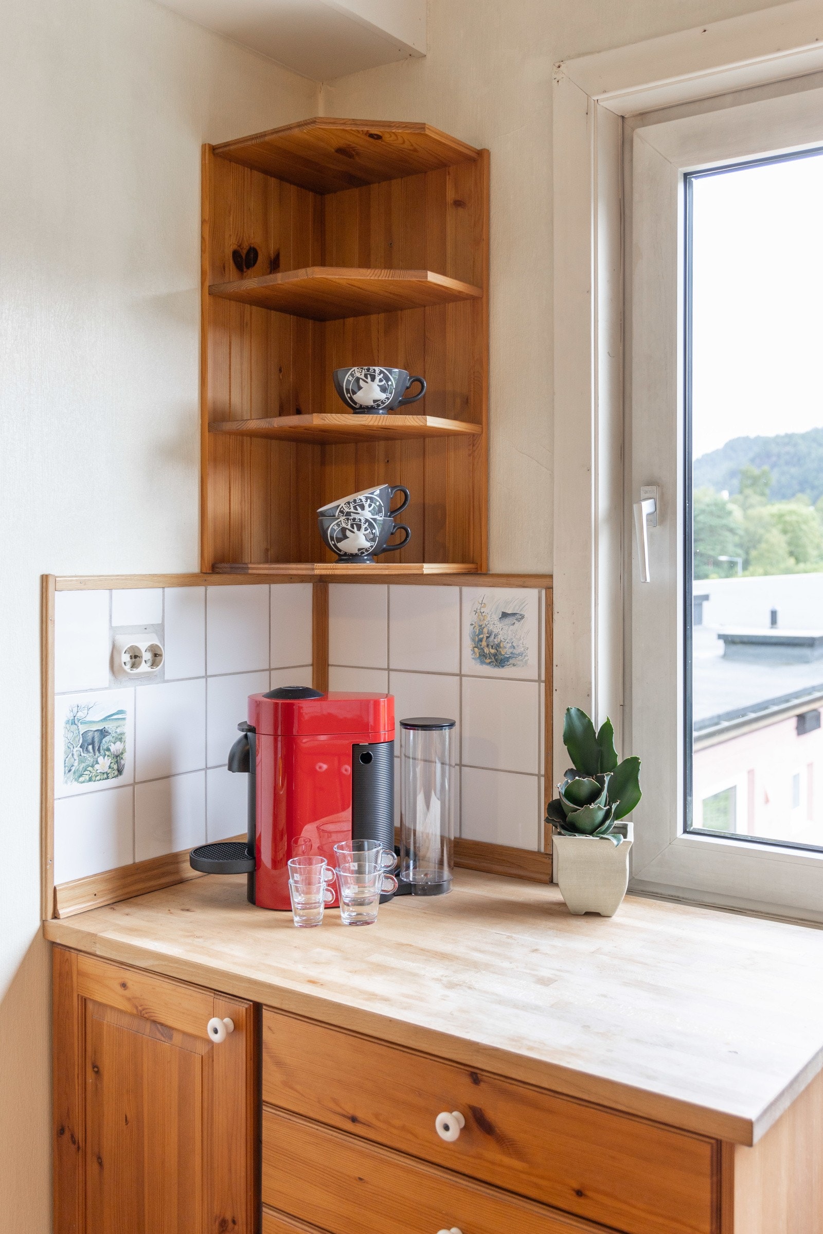 Av hvitevarer følger det med stekeovn med keramisk platetopp, oppvaskmaskin med synlig front og frittstående kjøleskap Galleribilde