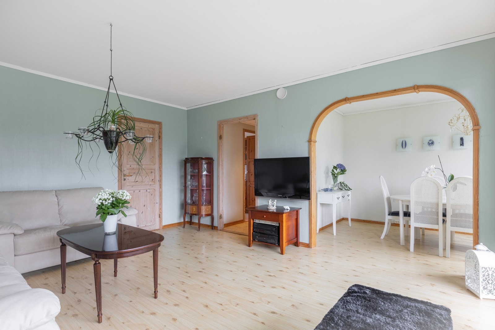 Videre har du fra stuen praktisk tilkomst til spisestuen hvor du kan invitere hele vennegjengen på middagsbesøk og dekke opp langbord. Galleribilde
