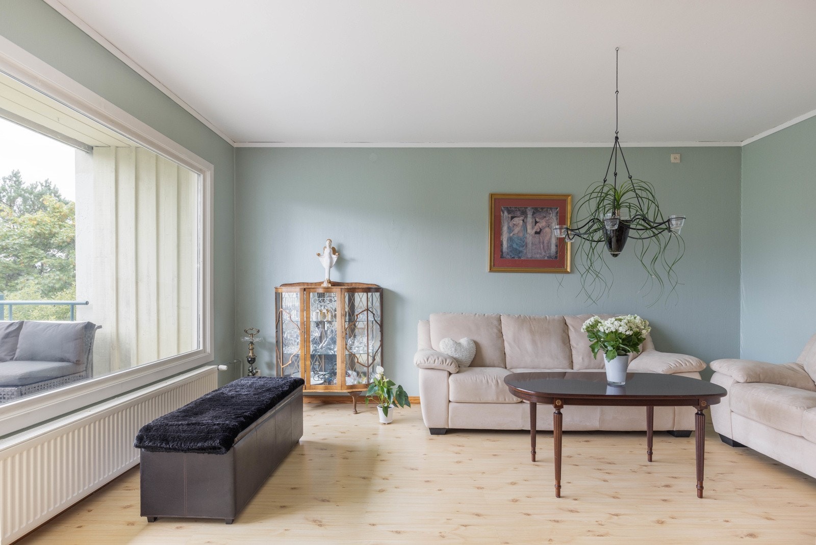 Stuen er et stort, deilig og sosialt rom som gir deg mulighet til å falle til ro i eget selskap eller sammen med dine nærmeste. Galleribilde