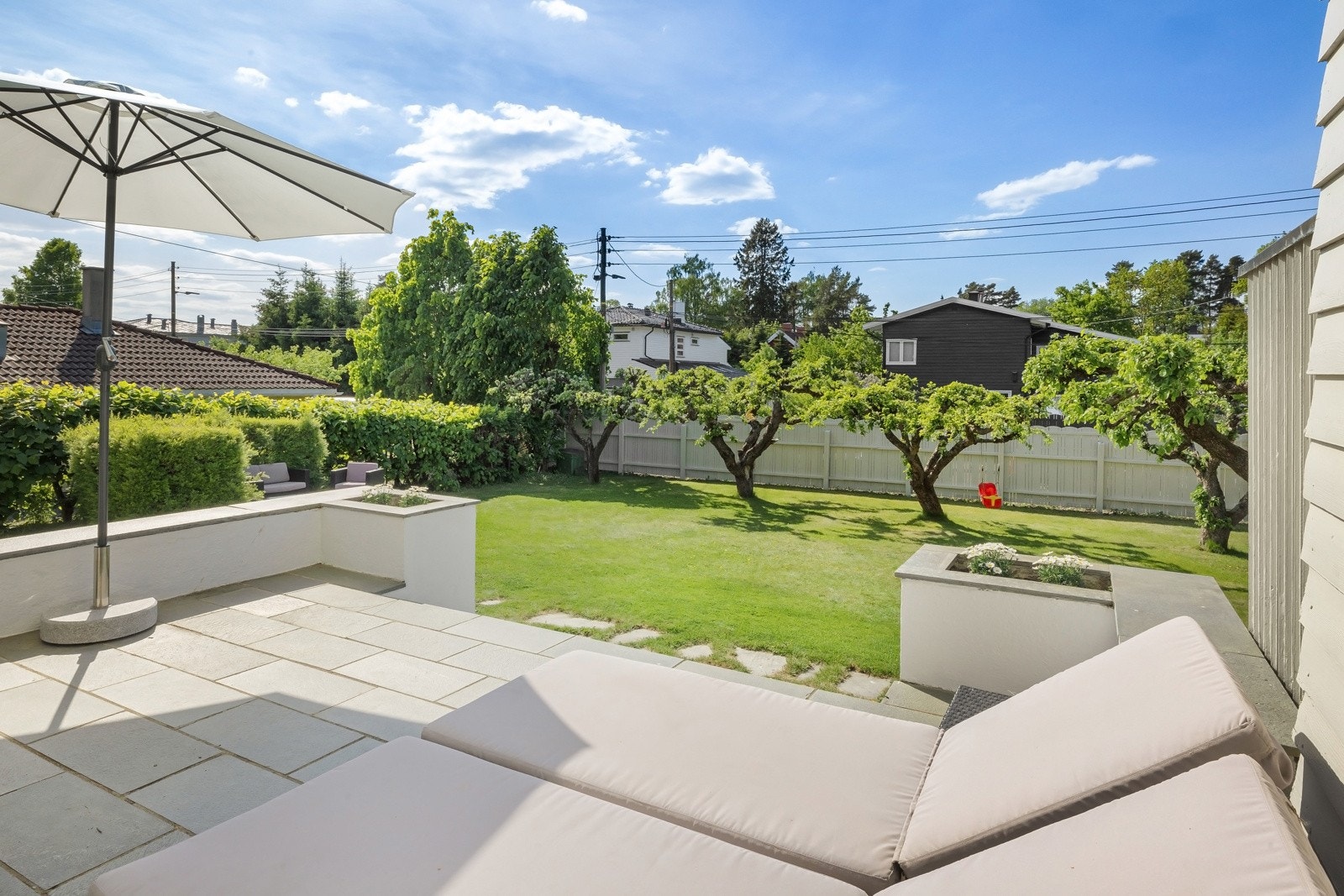 Den skiferlagte terrassen er på ca 40 kvm, og har god plass til flere sittegrupper. Galleribilde