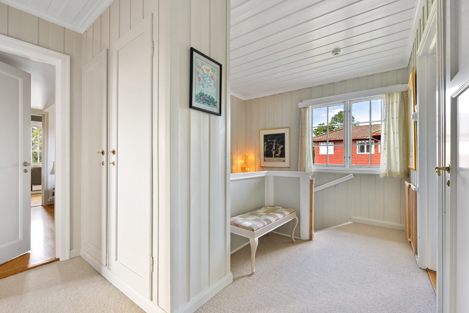 Annen etasje består bl.a. av totalt 5 soverom og ett baderom. Adkomst via loftstrapp i gangen opp til stort råloft for god lagring. Galleribilde