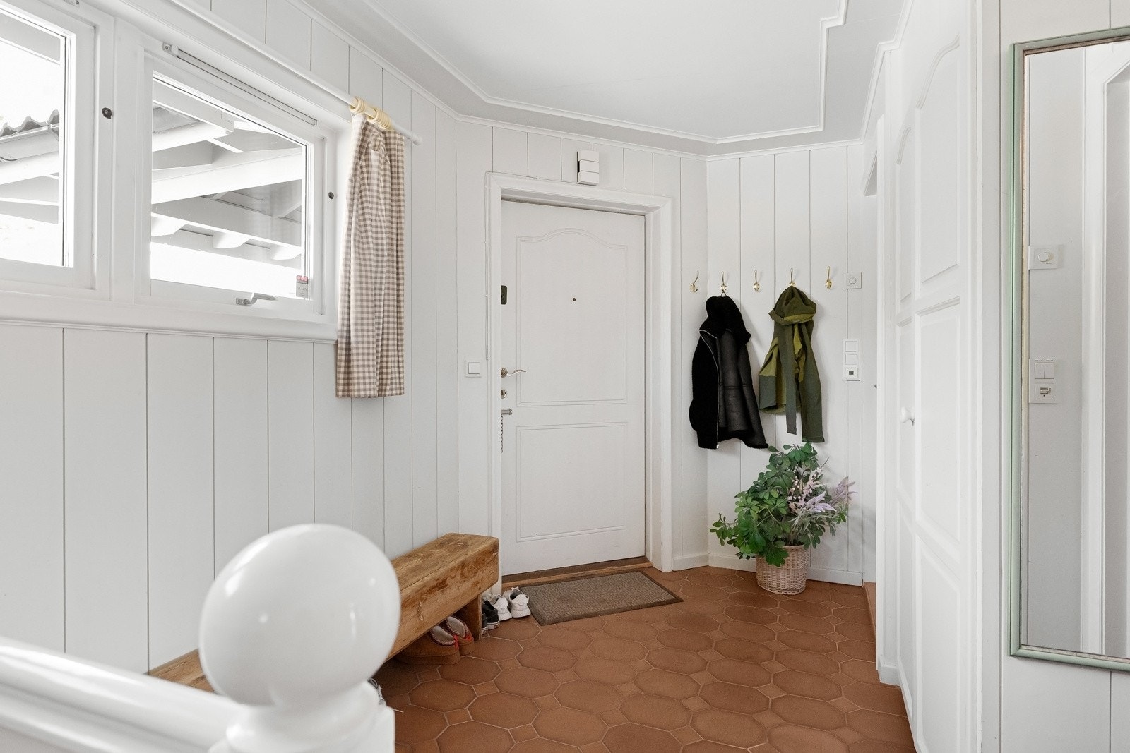 Entré/Bi-inngang i hovedetasjen. Galleribilde