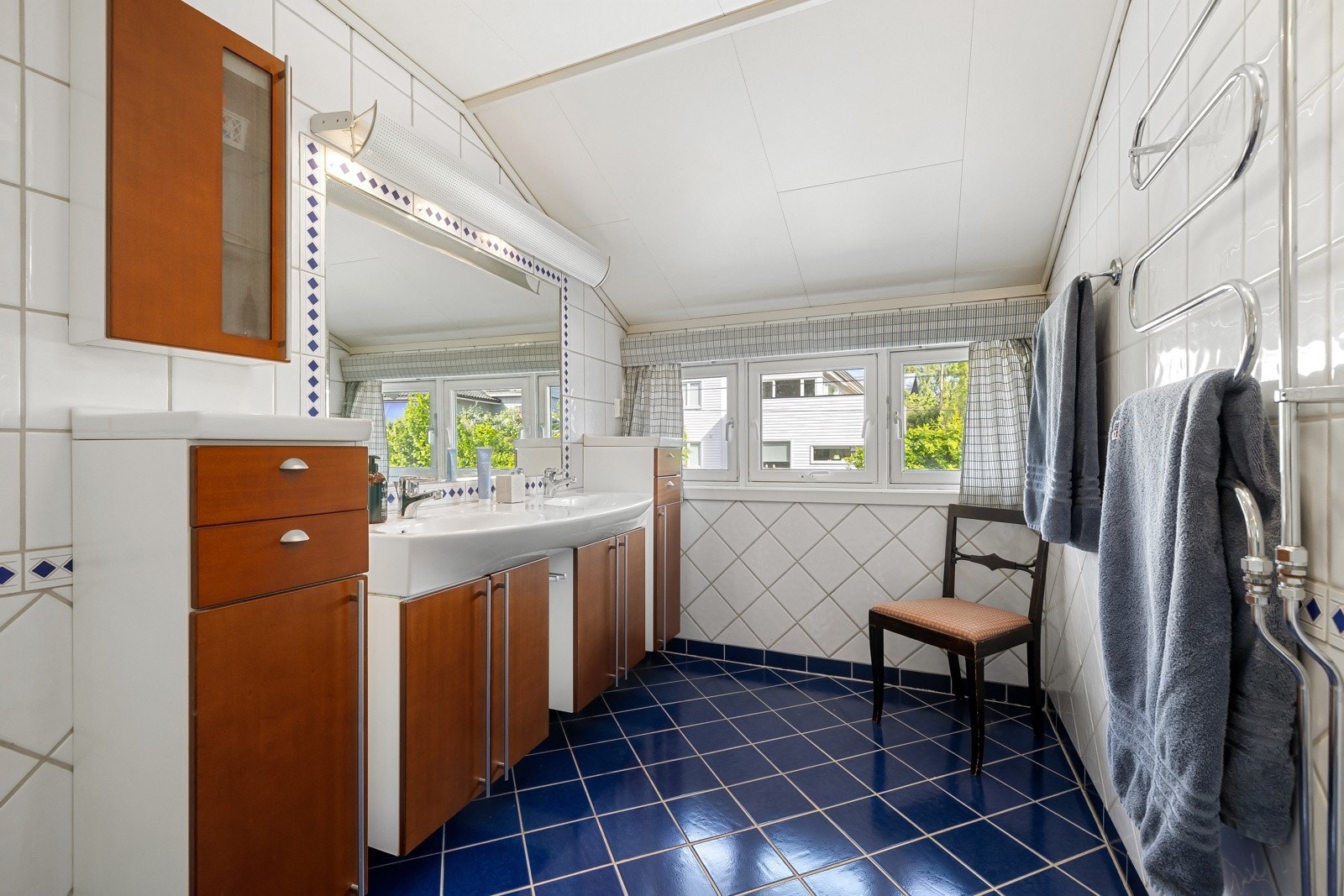 Bad 2 (2 etasje) - Flislagt bad/wc med varmekabler, downlights, avtrekk, vindu, dusj hjørne med glass skyvedører, dobbel servant med innredning og innmurt speil. Galleribilde