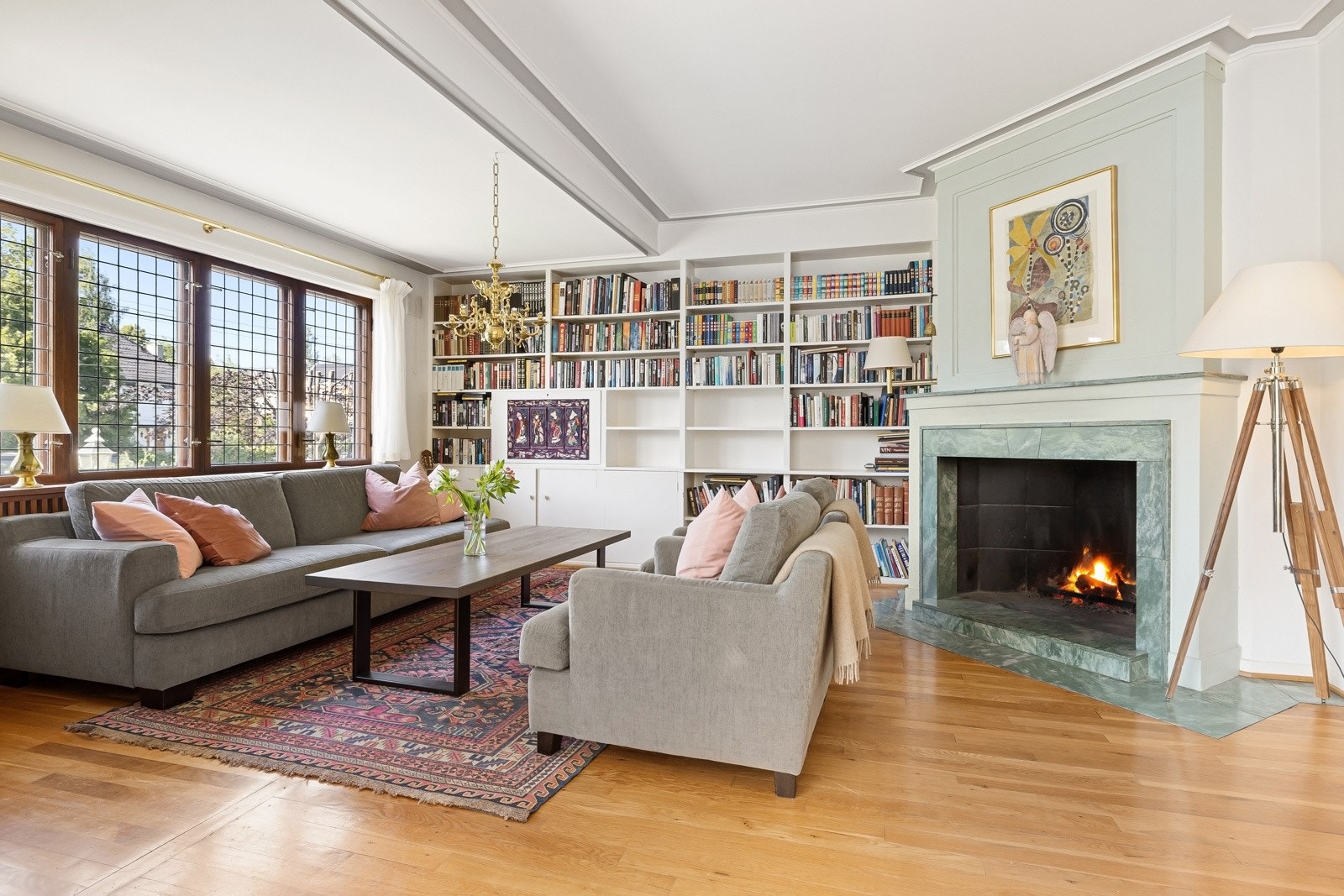 Stue 1 med vakker peis og plassbygd bokhylle. Galleribilde