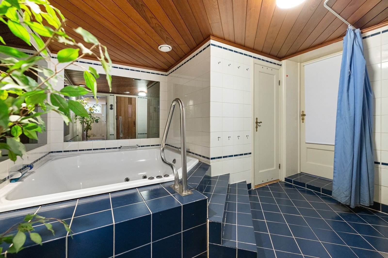 Bad 3 ( U-etasje) - Flislagt bad med gulvvarme, belysning, avtrekk. Flislagt og nedsenket boblebad, dusjhjørne. Galleribilde