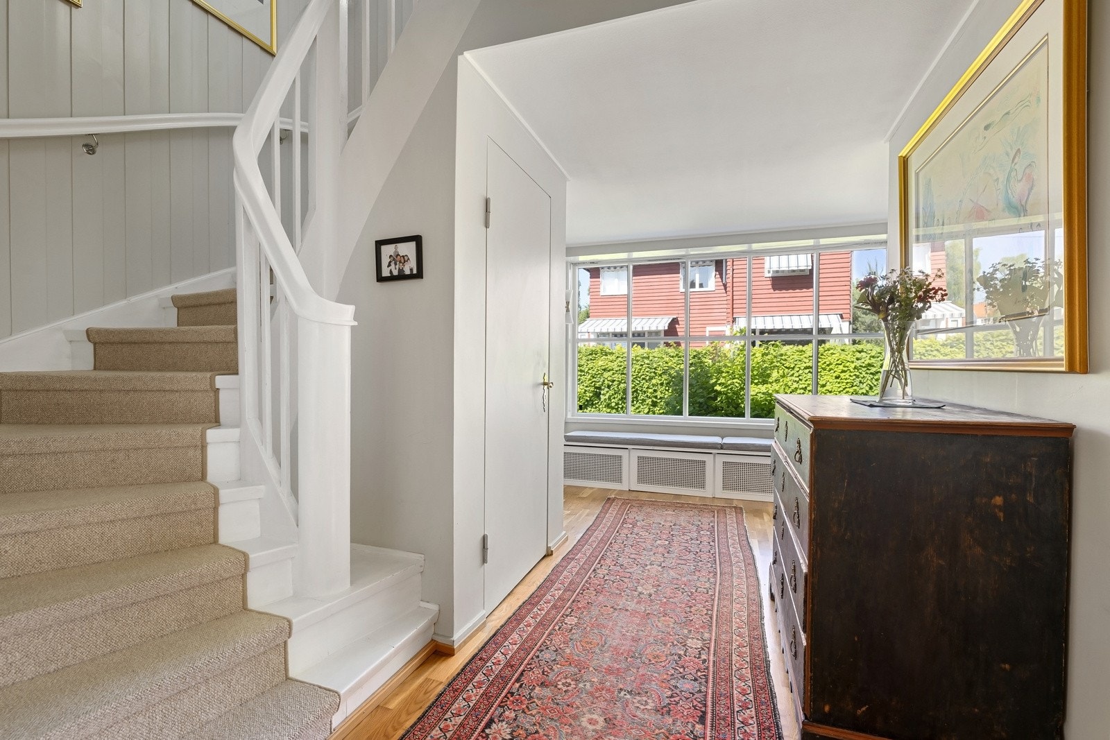 Entré/hall med vakker trapp opp til boligens annen etasje. Galleribilde