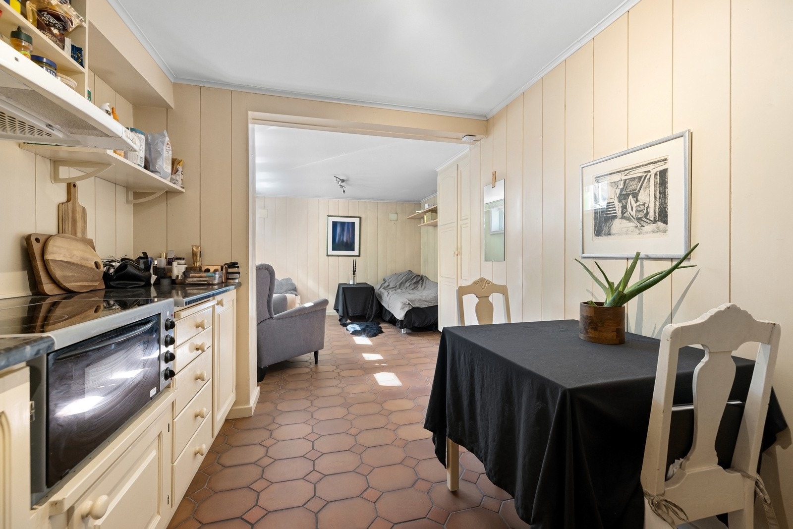 Disponibelt rom i u-etasjen, innredet med kjøkken. Kjøkkenet har profilert innredning, armatur, komfyr, kjøleskap, laminat benkeplate med nedfeltstålkum. Det er kjøkkenventilator med avtrekk via luftekanal. Galleribilde