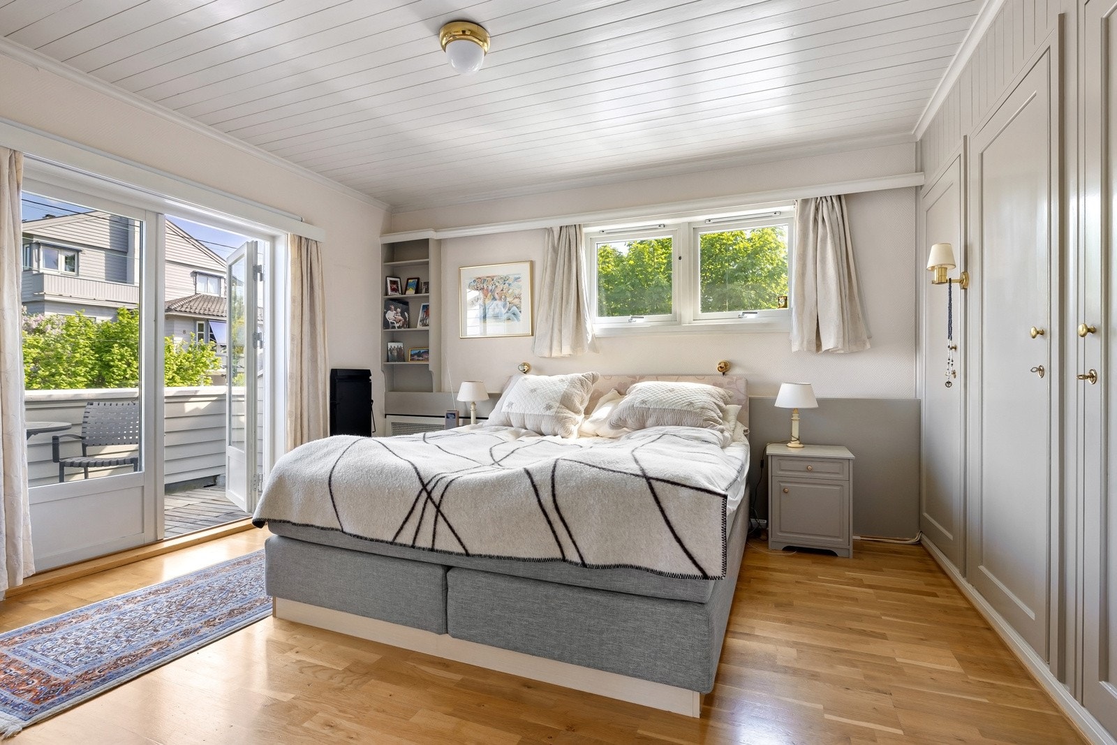 Hovedsoverom med plassbygd garderobe og utgang til balkong. Galleribilde