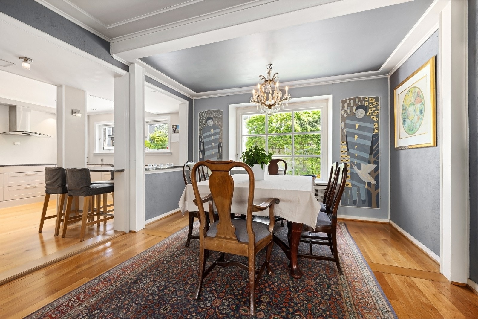 Stor spisestue med kakkelovn og god plass til romslig spisebord. Galleribilde