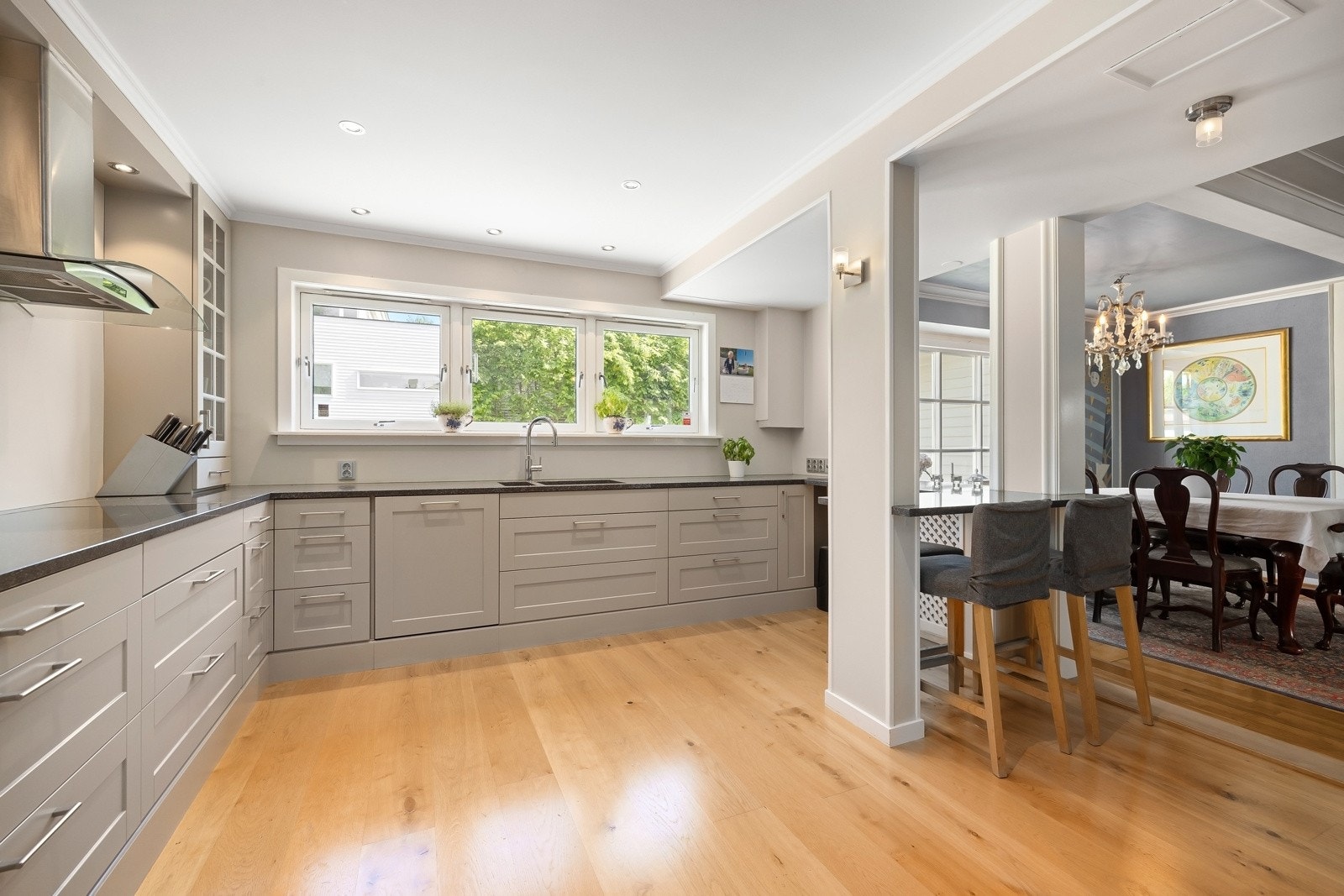 Stort kjøkken med innreding fra Huseby nytt i 2017. Galleribilde