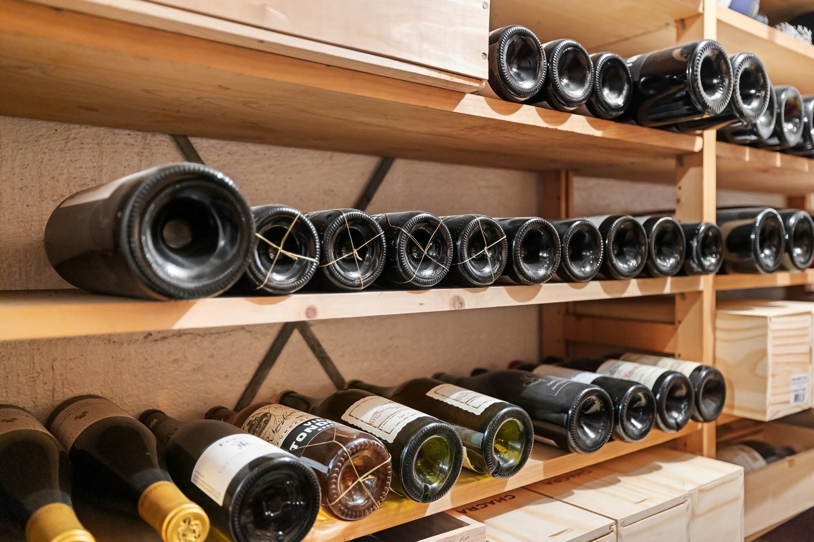 Vinbod i u-etasjen, med kjøleanlegg og diverse hyller for god oppbevaring av flasker. Galleribilde