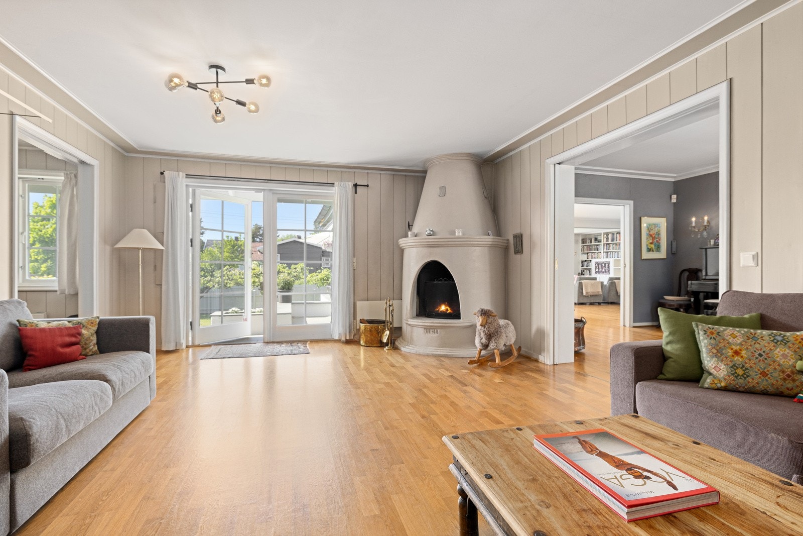 Stue 2 med peis og utgang via fløydører til terrassen. Galleribilde