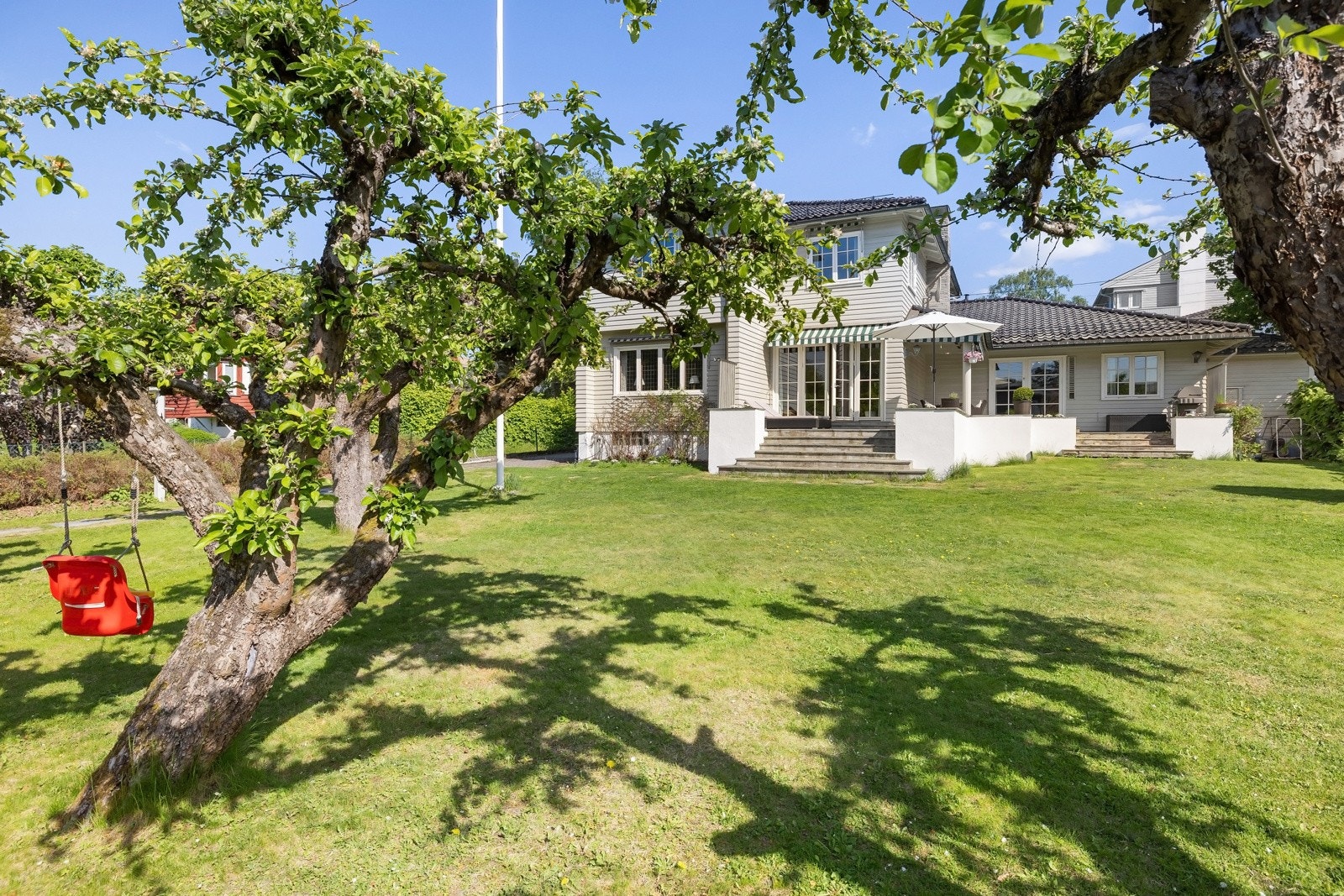 Eiendommen fremstår som meget solrik, med sol fra tidlig til sent. Galleribilde