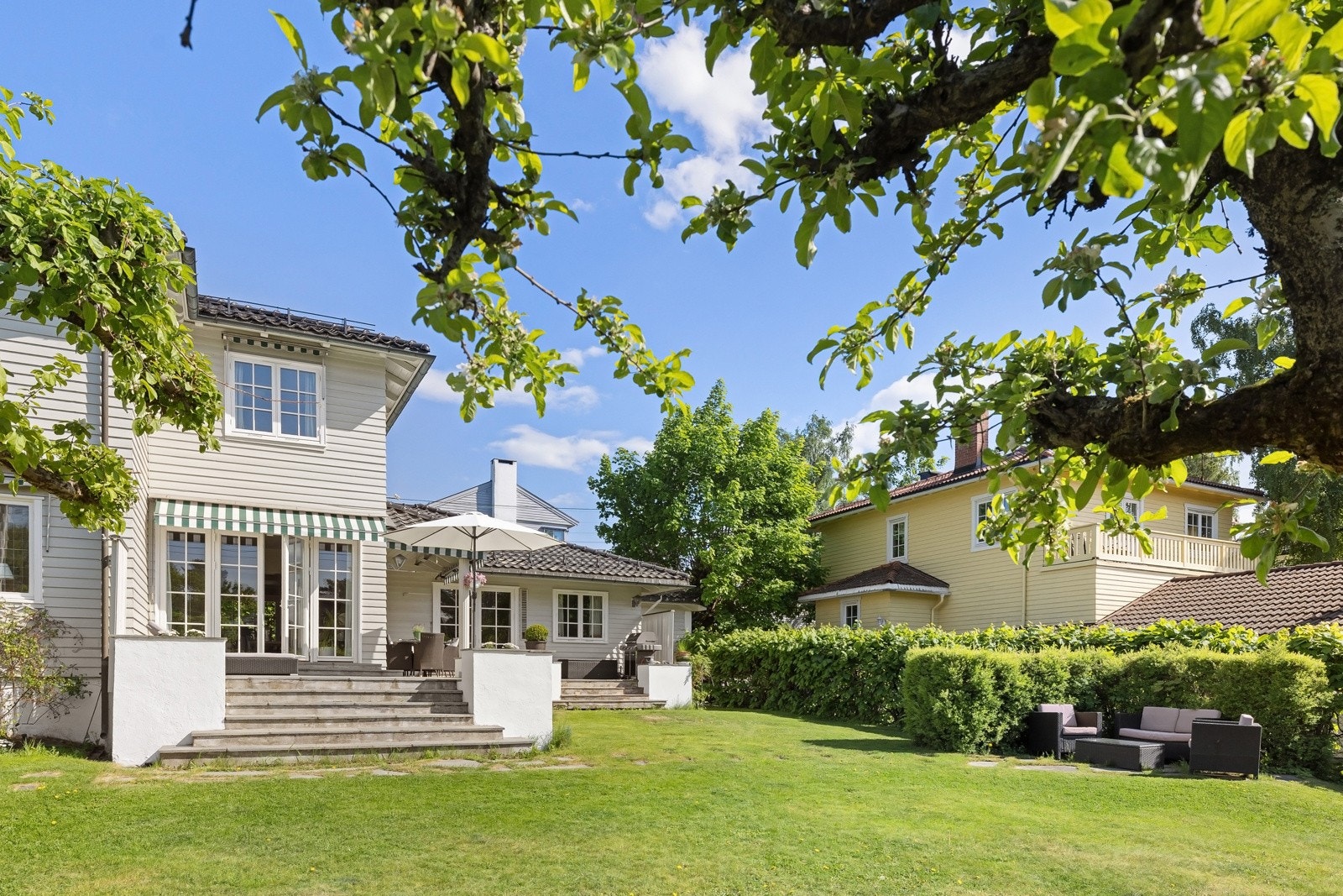 Stor og funksjonalistisk enebolig oppført i 1935, med stor og pent opparbeidet tomt på 970 kvm. Galleribilde