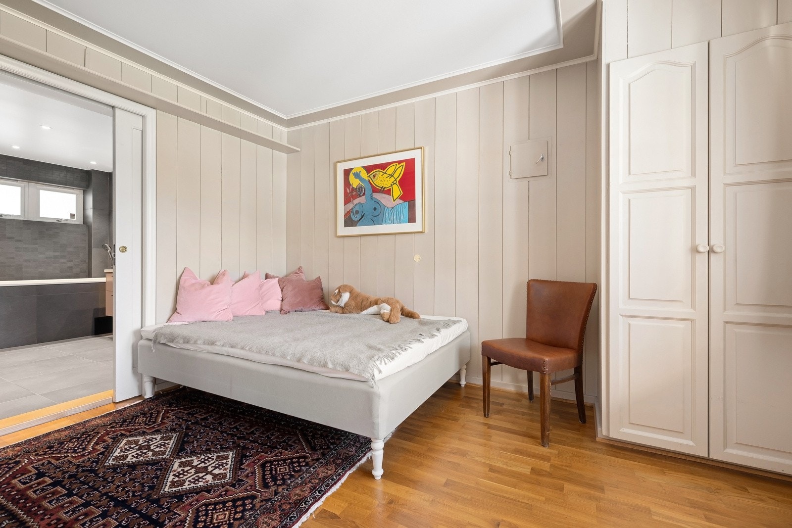 Soverom/gjestedel i hovedetasje, med garderobeskap og direkte adkomst til baderom. Galleribilde