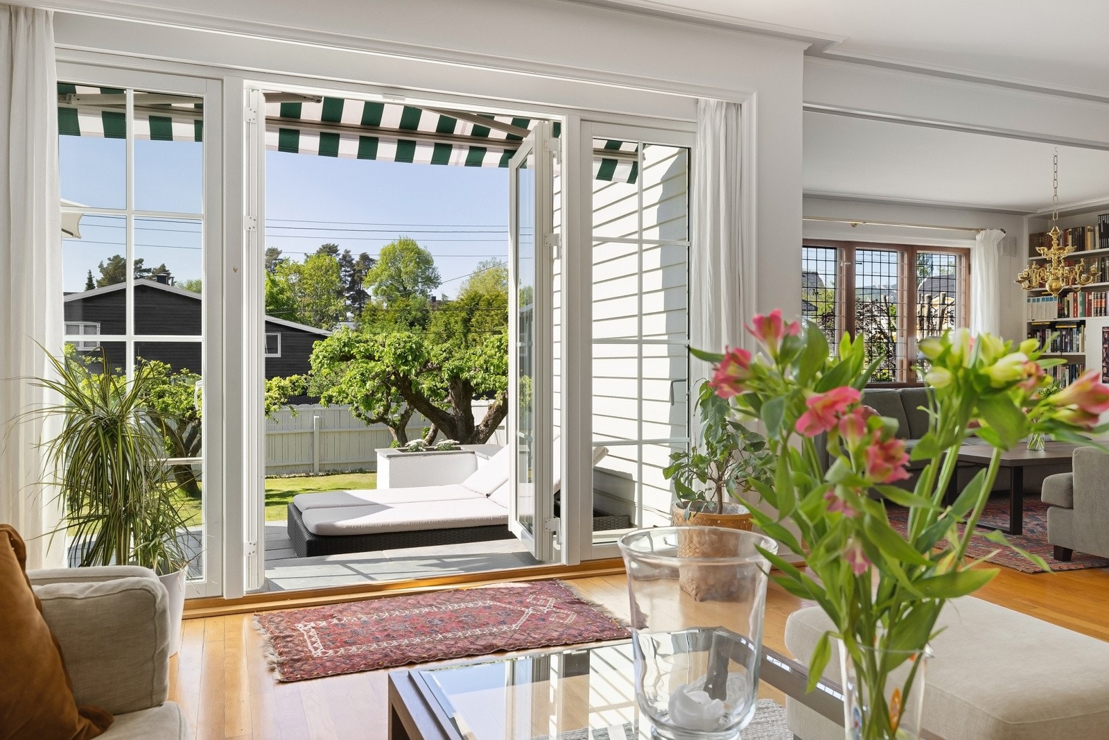 Fra stuen er det utgang til stor skiferlagt terrasse og videre adkomst til hagen. Galleribilde