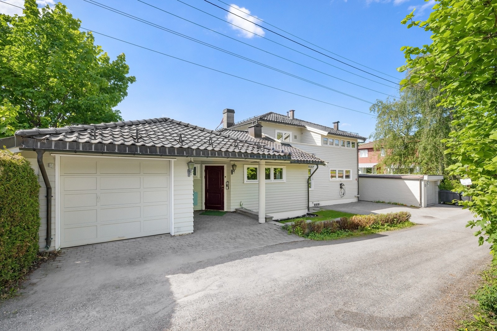Boligen har en integrert garasje på ca 25 kvm og en frittstående garasje på ca 15 kvm, samt biloppstilling på egen gårdsplass. Galleribilde