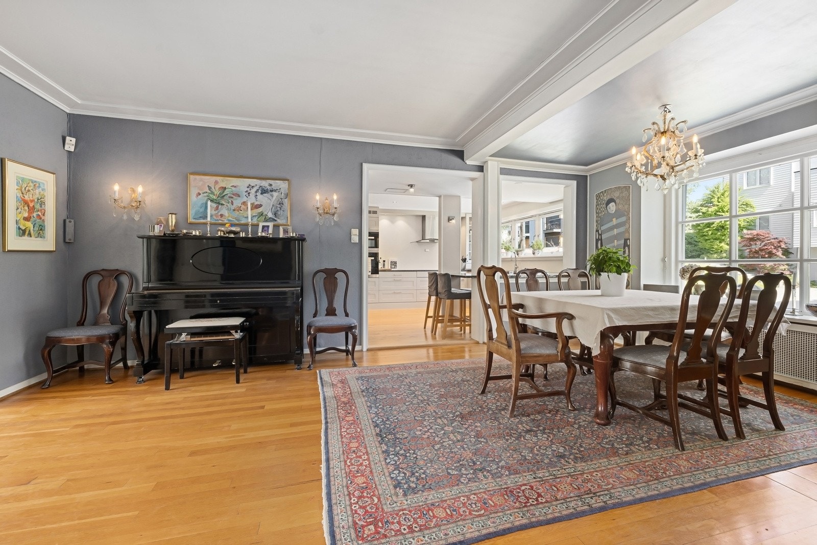 Spisestuen ligger i nær tilknyttning til kjøkkenet, og gjør logistikken enkel. Galleribilde