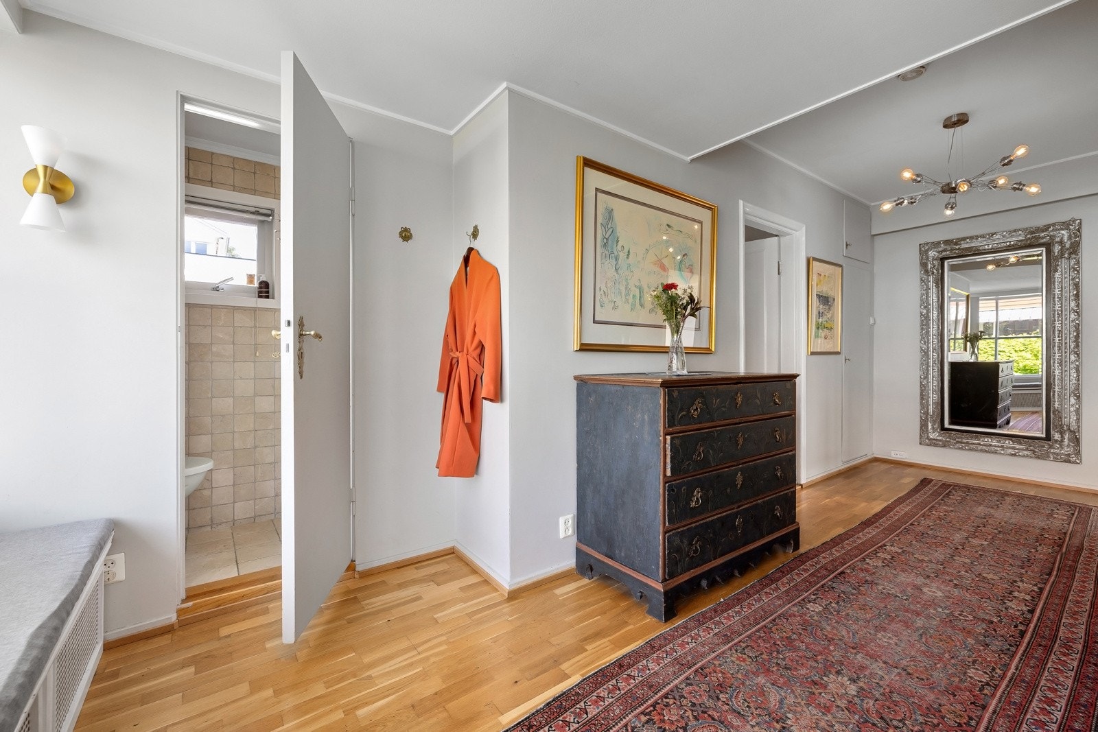 Entré/hall i hovedetasjen med videre adkomst til praktisk gjestetoalett. Galleribilde