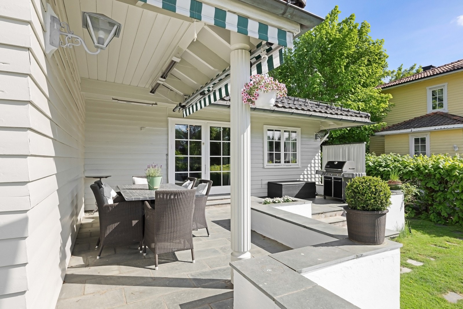 Deler av terrassen er overbygd og gjør fleksibiliteten på terrassen god. Galleribilde