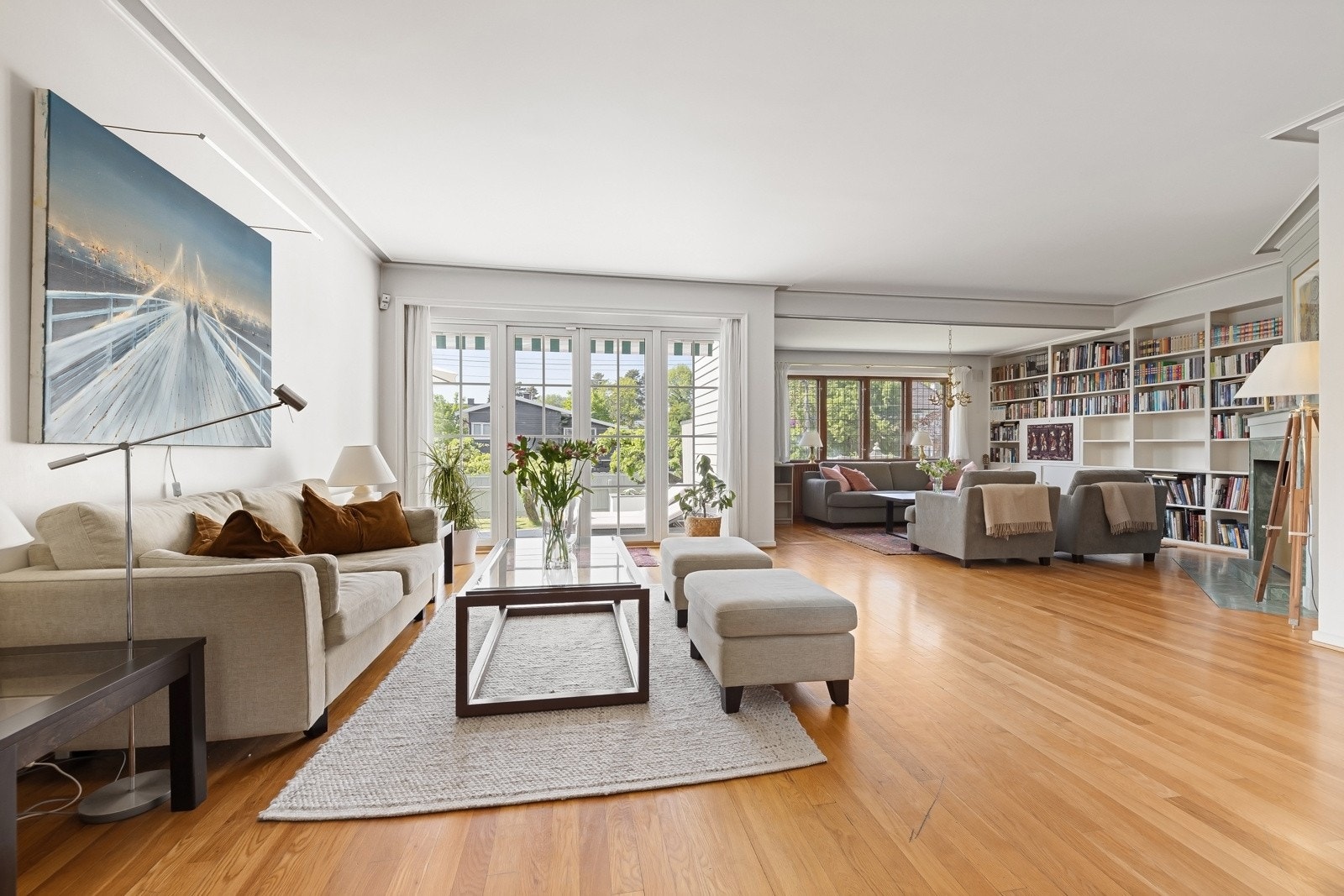 Boligen har en innholdsrik planløsning med store vidusflater som gir mye lys til rommene. Galleribilde