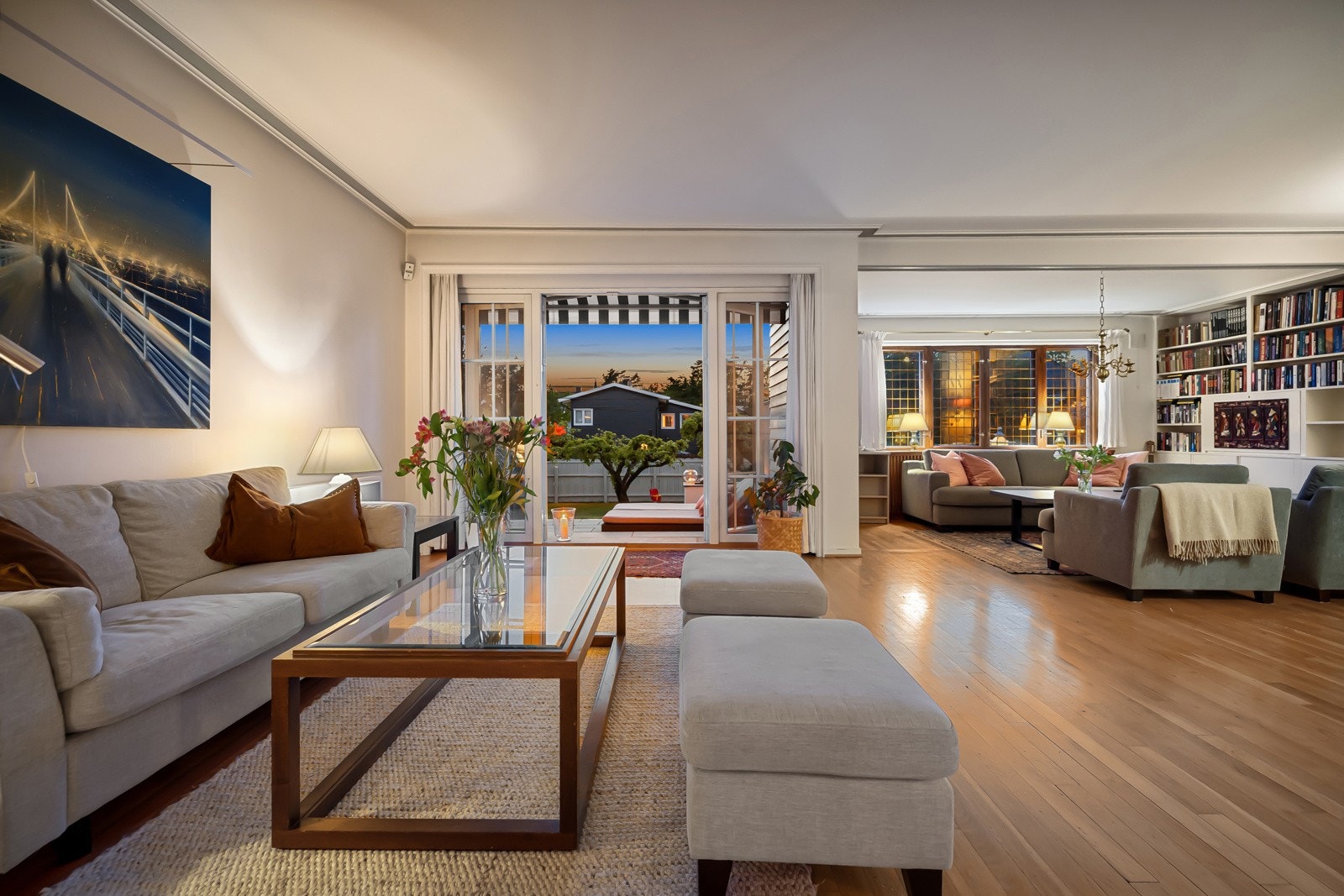 Kveldsstemning i stuen. Galleribilde