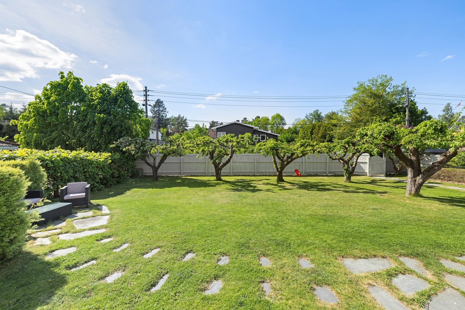 Hagen er opparbeidet med brydpusker, div beplantning, store grøntarealer, beleggningsstein, flaggstang, vanningsanlegg og robot gressklipper. Galleribilde