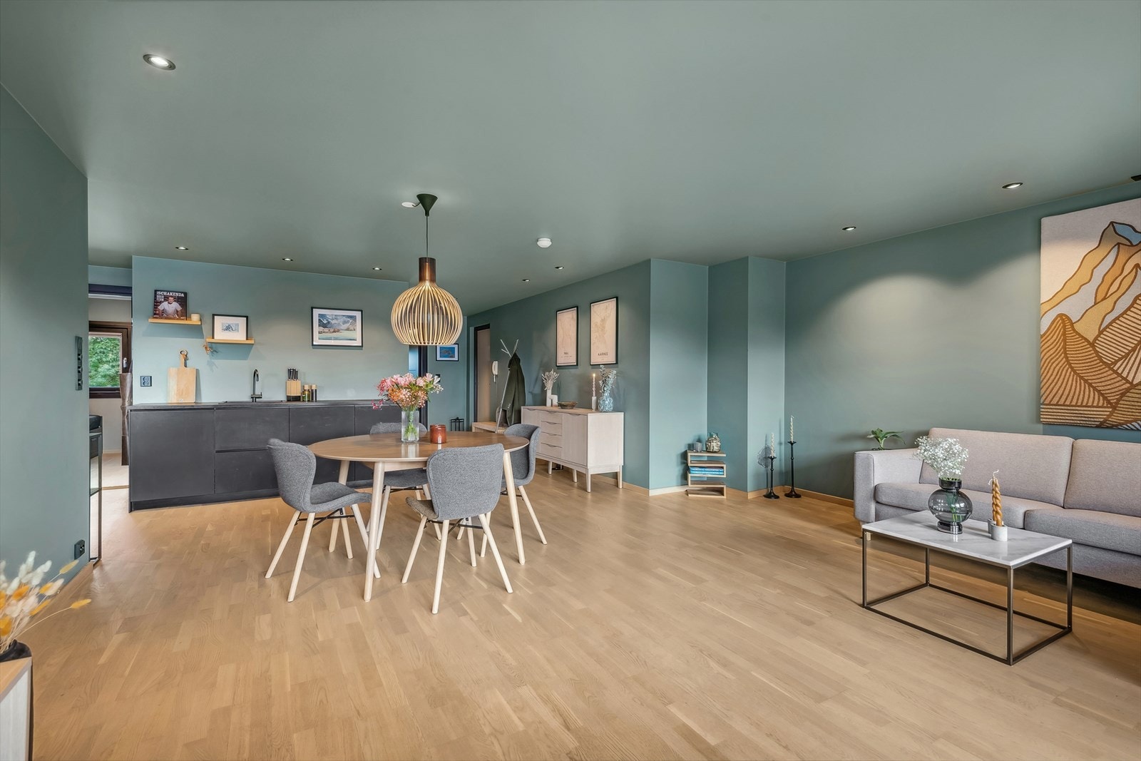 Innbydende stue med plass til sofagruppe og spisebord. Galleribilde