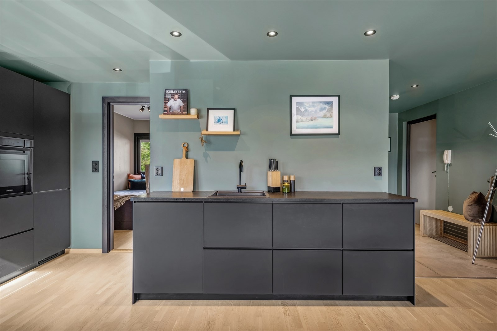 Kjøkkenet ligger i åpen løsning til stuen. Galleribilde