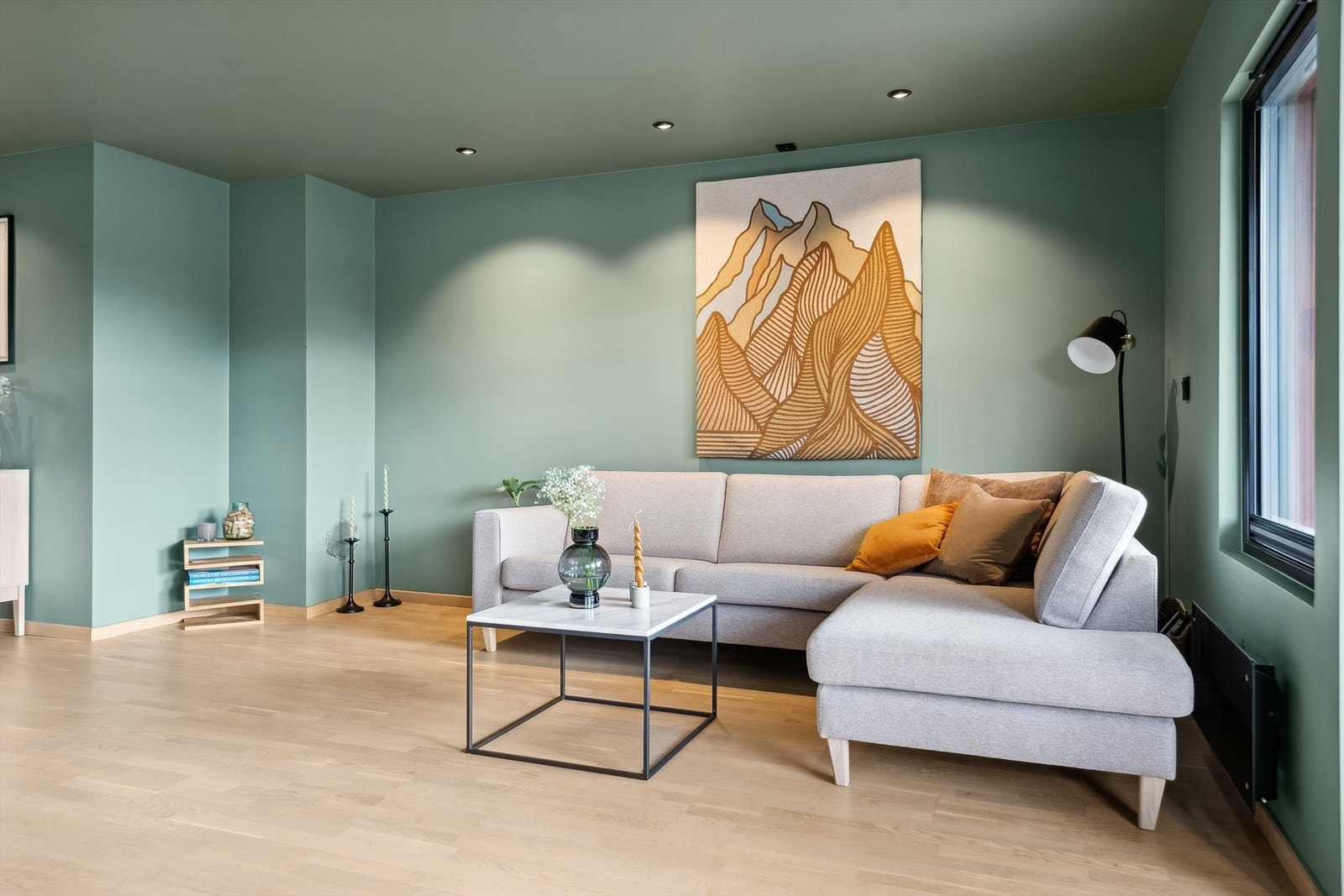 Slettmalte vegger og parkett på gulvet samt downlights i taket. Galleribilde