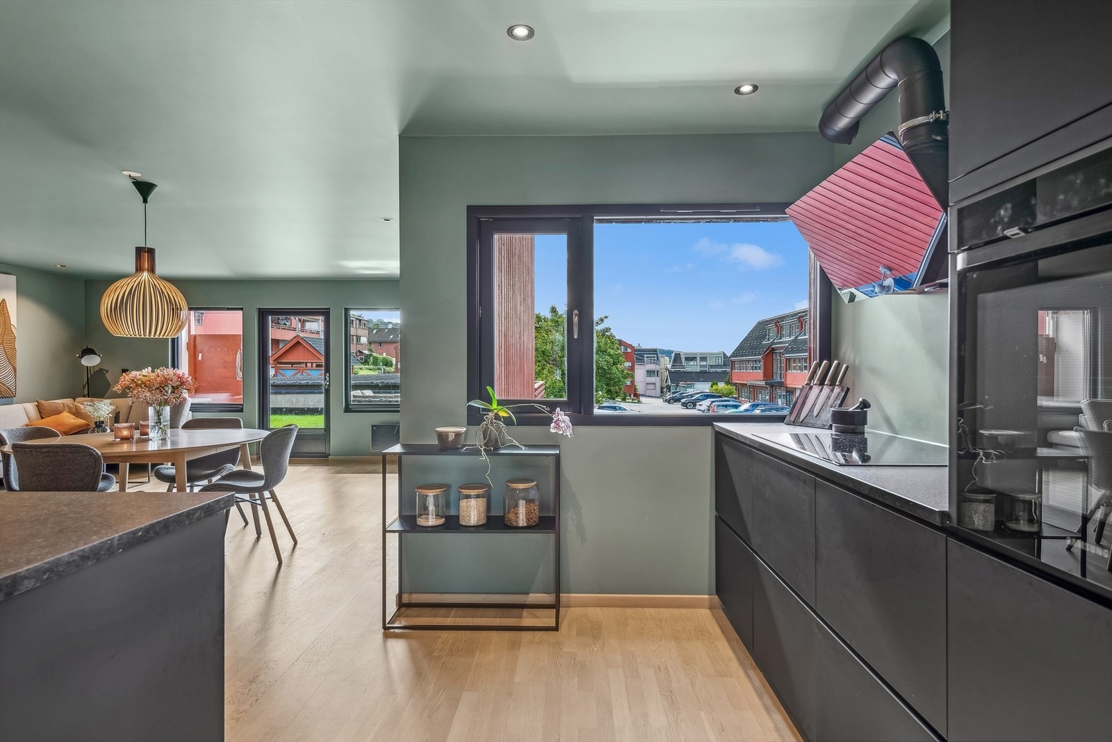 Det er godt med skap- og benkeplass. Galleribilde