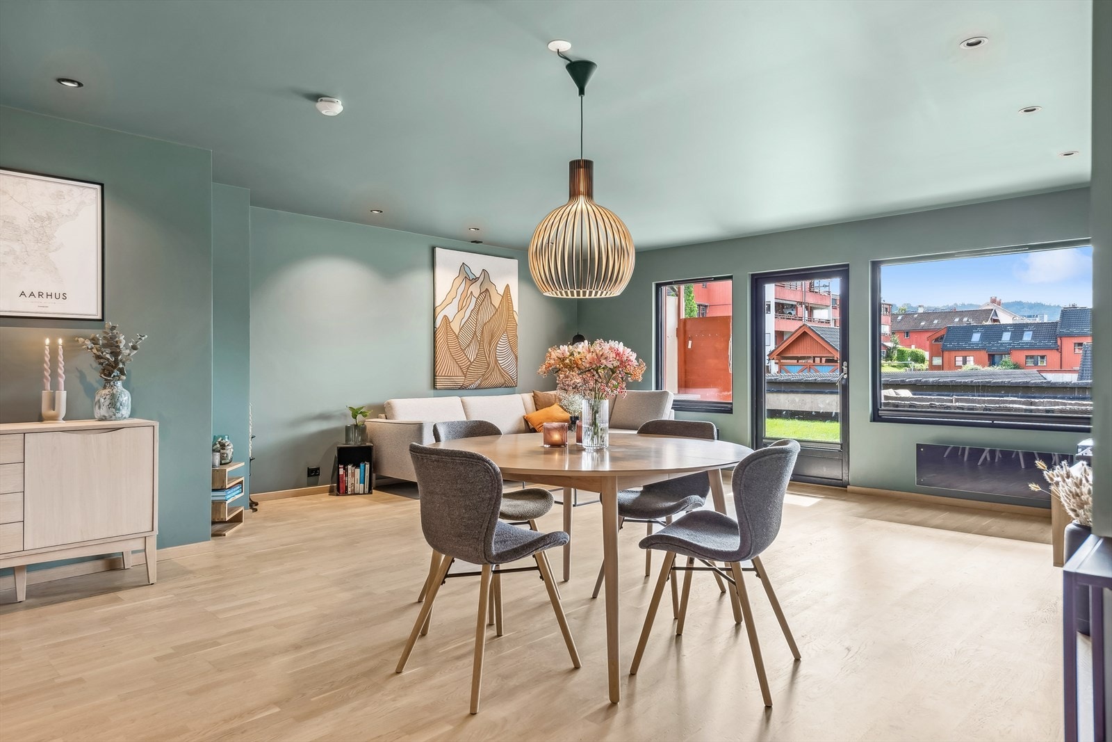 Store vindusflater slipper inn rikelig med naturlig lys. Fra stuen er det utgang til terrasse. Galleribilde