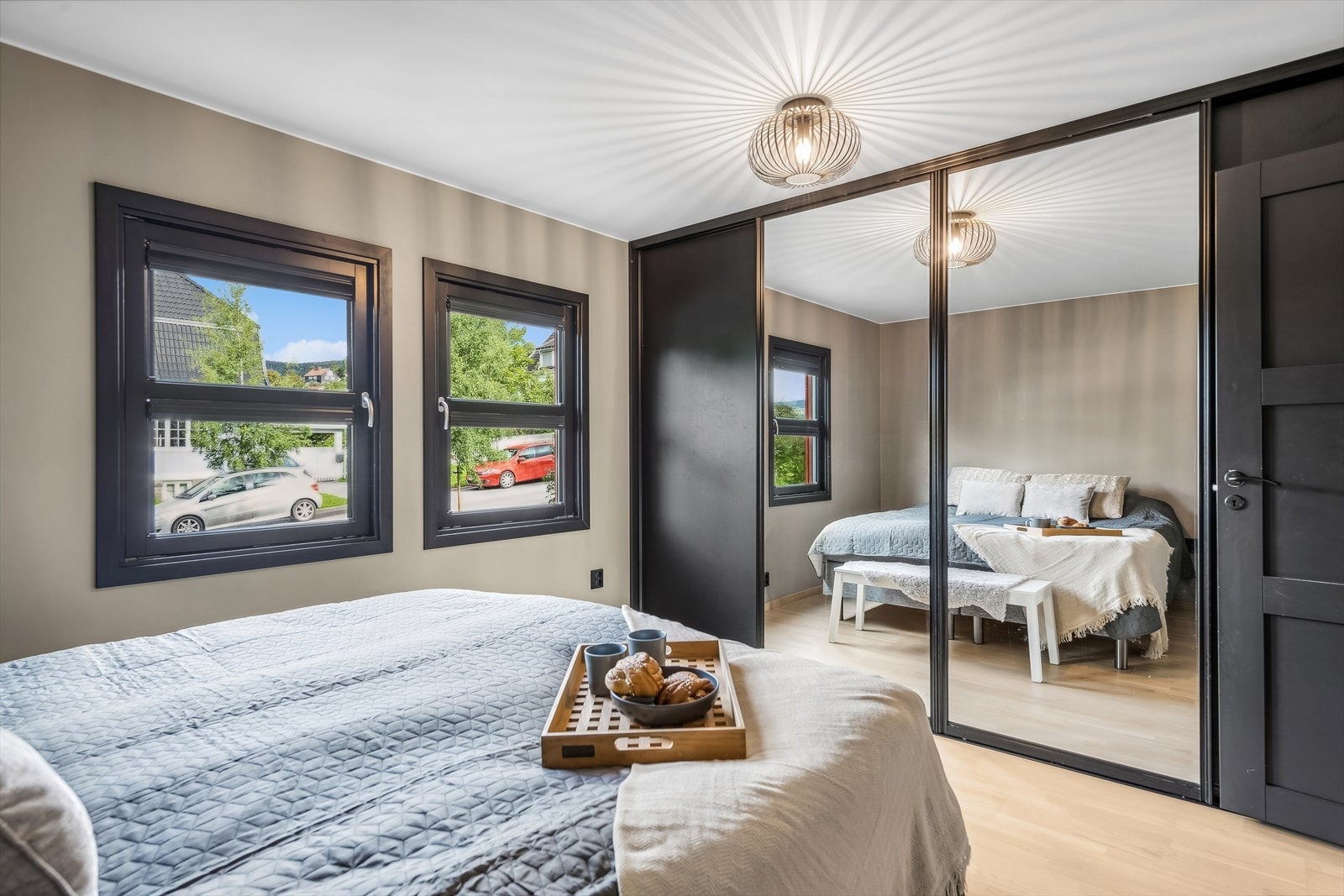Hovedsoverommet er av god størrelse og har plass til seng og innebygget skyvedørsgarderobe med speilfronter. Galleribilde