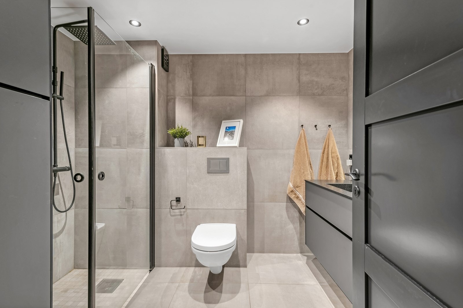 Delikat bad med fliser på vegger og gulv med gulvvarme. Badet er pusset opp av fagfolk. Galleribilde