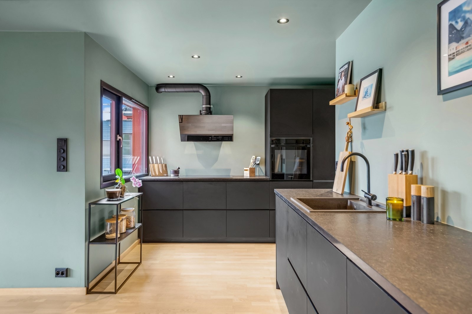 Kjøkkenet har integrerte hvitevarer som platetopp, stekeovn, oppvaskmaskin og kjøl-/fryseskap. Galleribilde