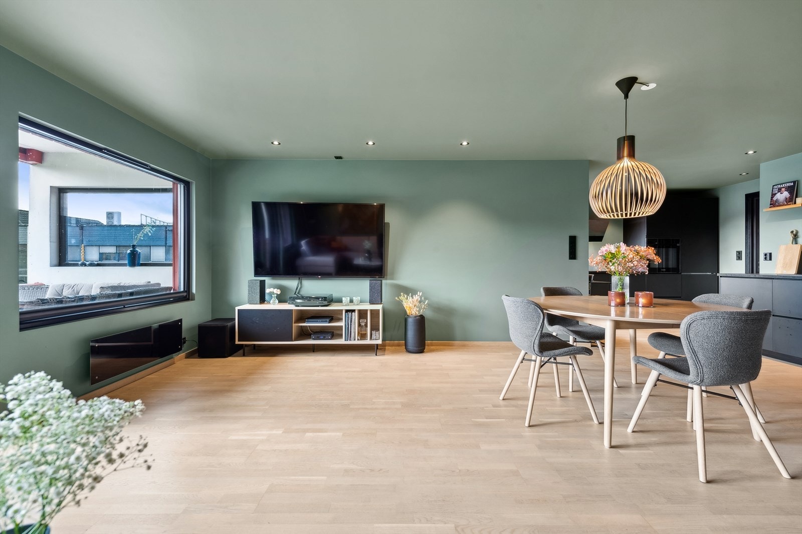 Dette er en lekker 3- roms leilighet med meget attraktiv beliggenhet like ved Nordre Park. Her vil du bo komfortabelt til med god tilgang til "alle"sentrums fasiliteter og behagelig gangavstand til både buss- og togforbindelse. Galleribilde