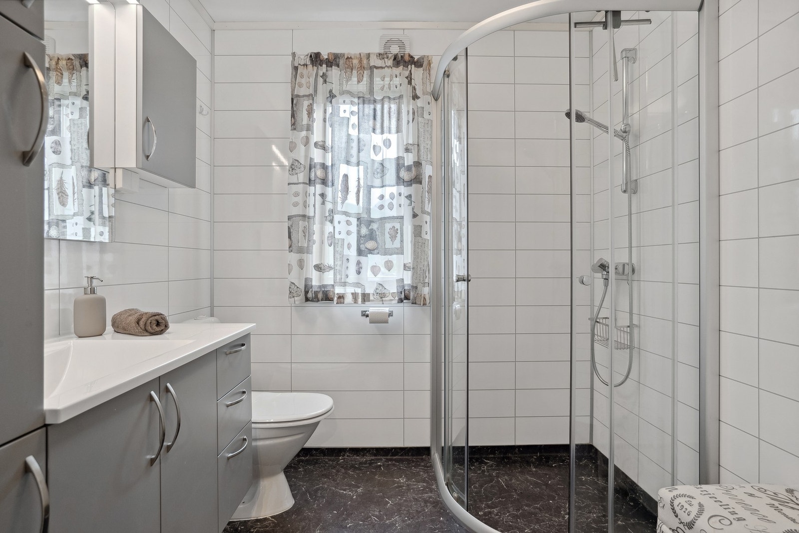 Bad med moderne belegg og varmekabel Galleribilde