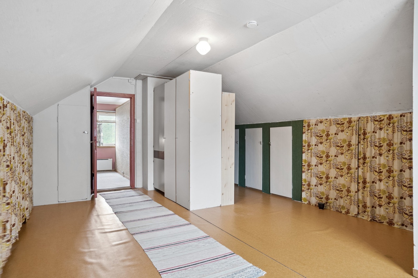 Til loftet. Her er det mye lagring Galleribilde