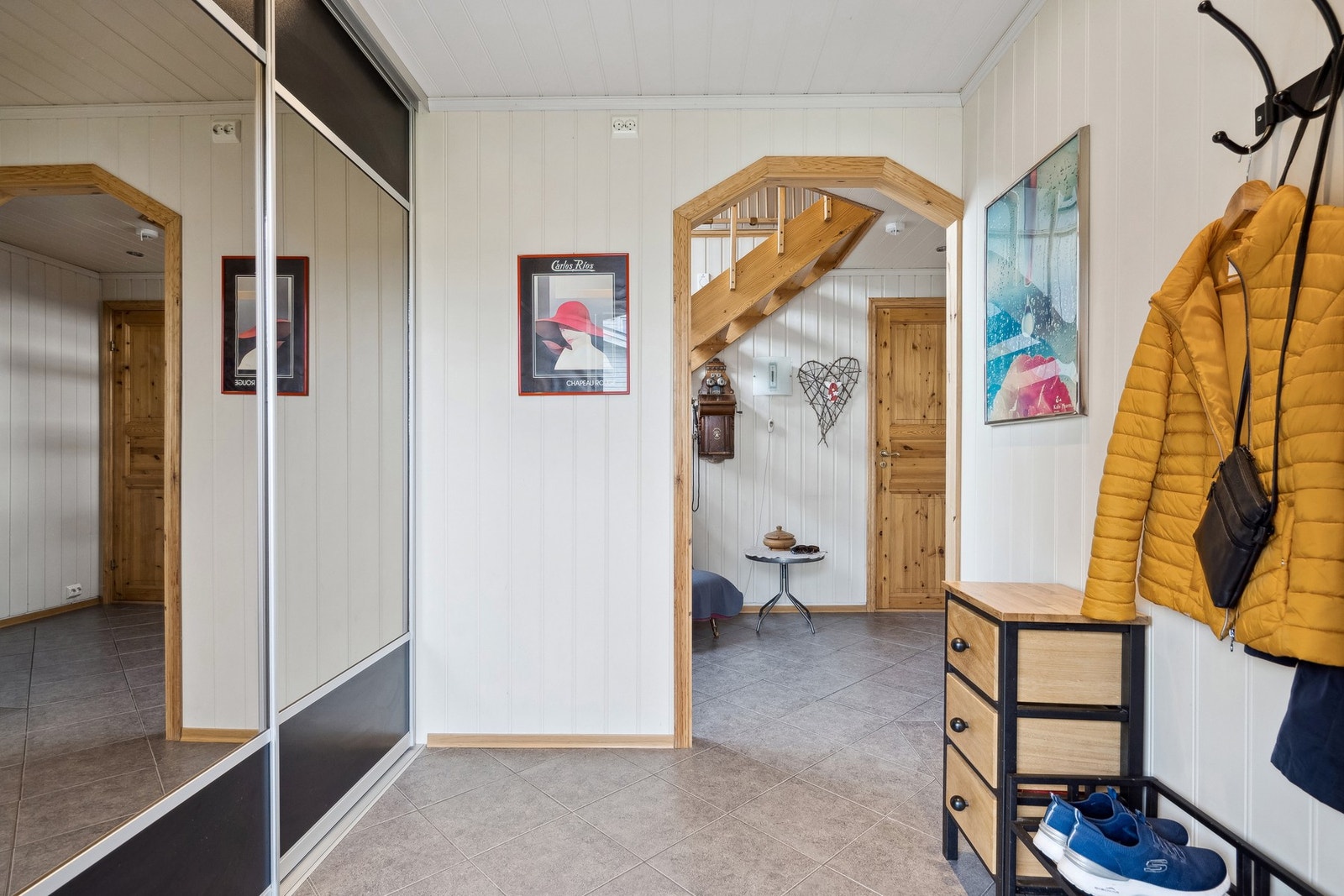 Velkommen inn! Flislagt gang med varme i Galleribilde