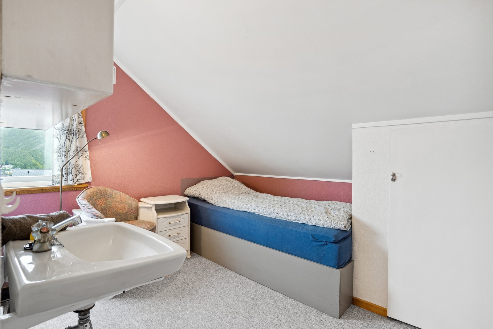 Og et soverom, delt i to. Her med ene delen Galleribilde