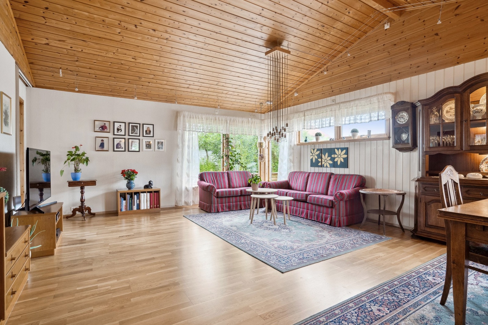 Stuen har vinduer som gir godt lys inn Galleribilde