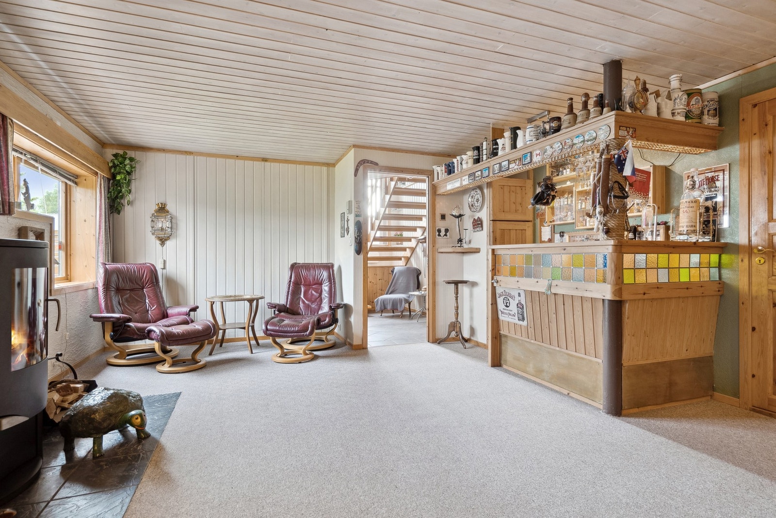 Koselig kjellerstue med vedfyring Galleribilde